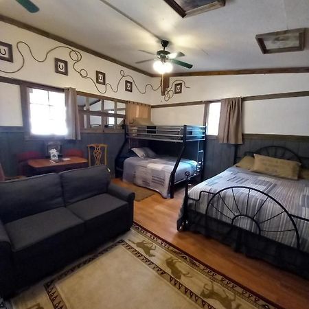 Acorn Hideaways Canton Old West Bunkhouse For 9 - Trail'S End Corral Eksteriør bilde