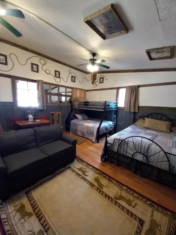 Acorn Hideaways Canton Old West Bunkhouse For 9 - Trail'S End Corral Eksteriør bilde
