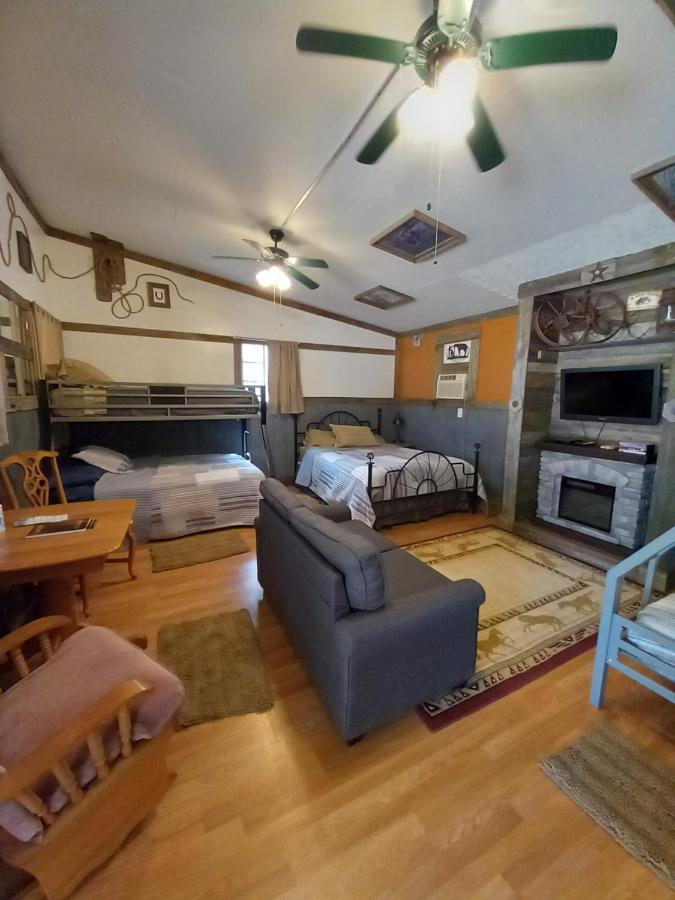 Acorn Hideaways Canton Old West Bunkhouse For 9 - Trail'S End Corral Eksteriør bilde